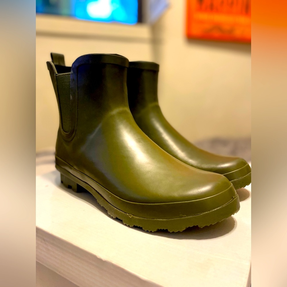 NWOT Women’s Nordstrom Rack Sz 9 Chelsea style rain boot